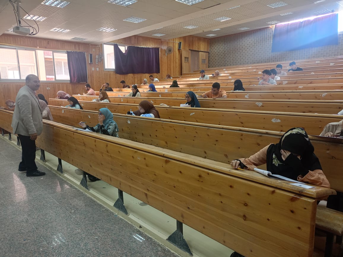 عميد كلية الزراعة يتفقد لجان الامتحانات