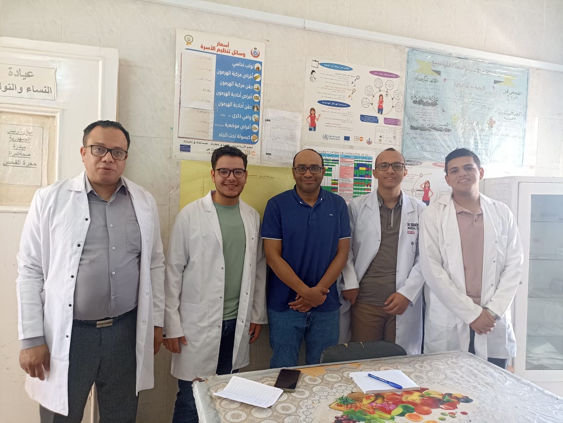 جامعة الوادى الجديد تطلق قافلة طبية مجانية لخدمة أهالي قرية المنيرة 