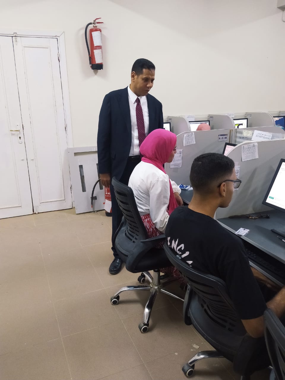 عميد كلية الطب البيطري  يتابع انتظام الامتحانات الالكترونيه  بمركز تكنولوجيا المعلومات بالجامعة