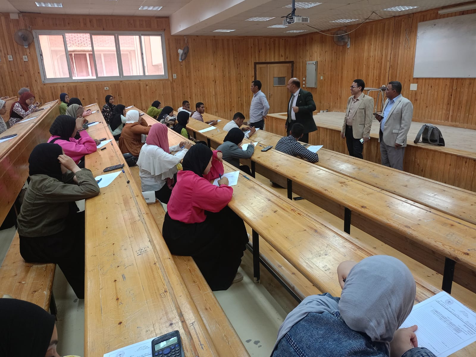 عميد كلية الزراعة يتابع انتظام الامتحانات العملية